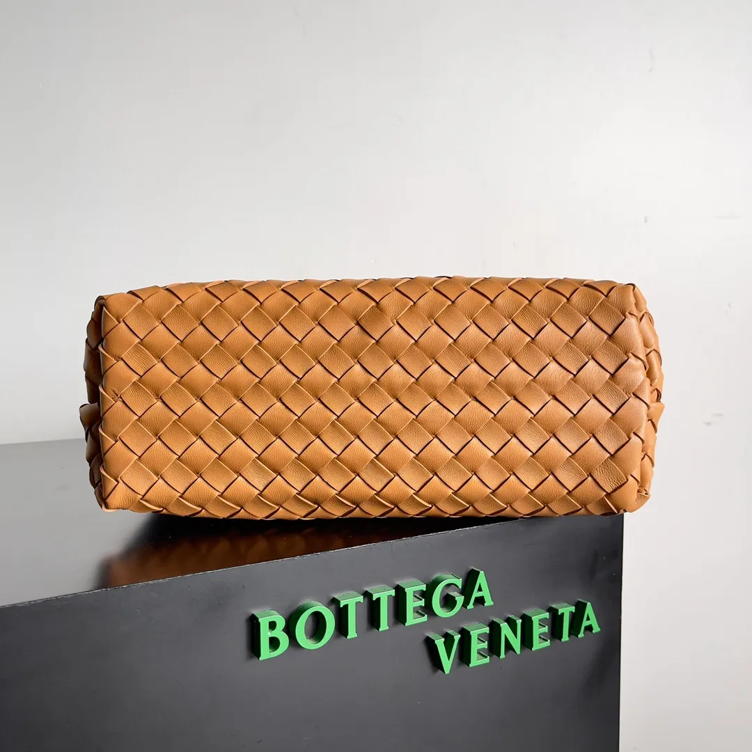 The 2023 new Andiamo batch of 2260 BV has been shipped‼ ️Really popular🔥The new Andiamo woven handbag launched by Bottega Veneta this season is really popular all over the world! ! Celebrities at home and abroad have worn it, and Oscar-winning actress Michelle Yeoh has taken it out on the street. Song Jia, Trai Yara, Yu Feihong, Sanji Ayaka, Rosie Hunting-Whiteley, Yoshioka Riho, etc. have all picked up this bag. It is classic and versatile, showing off its temperament, and the bag capacity is also large, which is very convenient for daily commuting! ! A variety of carrying methods, the shoulder straps can be adjusted by yourself, the original lambskin feels soft and delicate, and the unisex style breaks the gender boundaries and brings a more practical and long-lasting use experience. Andiamo, which has both elegant and casual styles, perfectly interprets the true appearance of "fashionable old money style". Style number: 743572 Size: 32*24*12